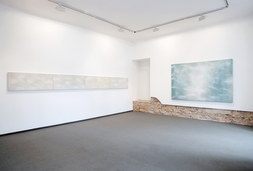 li: Novemberhimmellichtgrau, 2012. Fries, 4-teilig, Acryl/BW, 50 x 480 cm; re: Aqualichtspuren, 2012. Acryl/BW. 145 x 220 cm