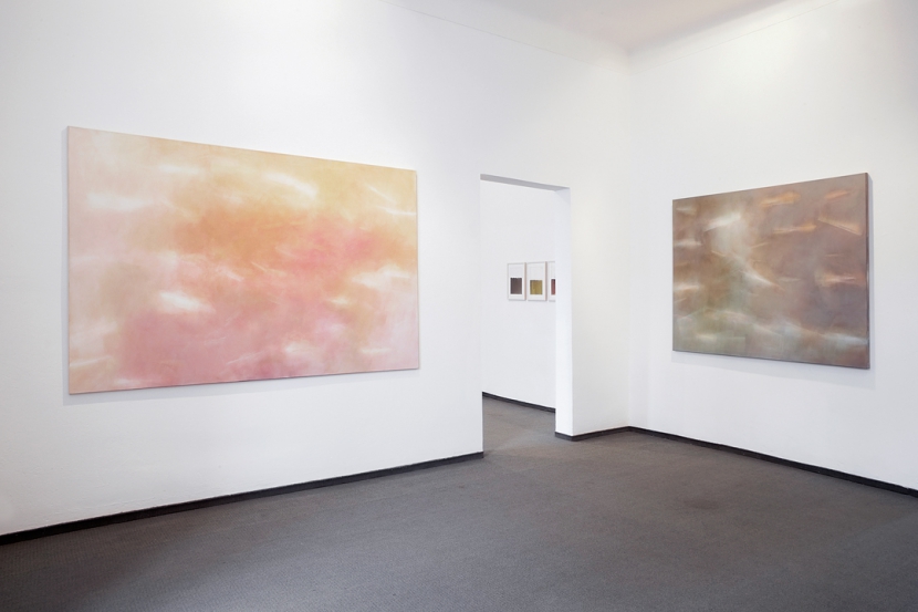 li: Lichtspuren (Sweetheart), 2010. Acryl/LW, 140 x 221 cm; re: Lichtstille (grau, verschlossen), 2012. Acryl/LW, 130 x 160 cm