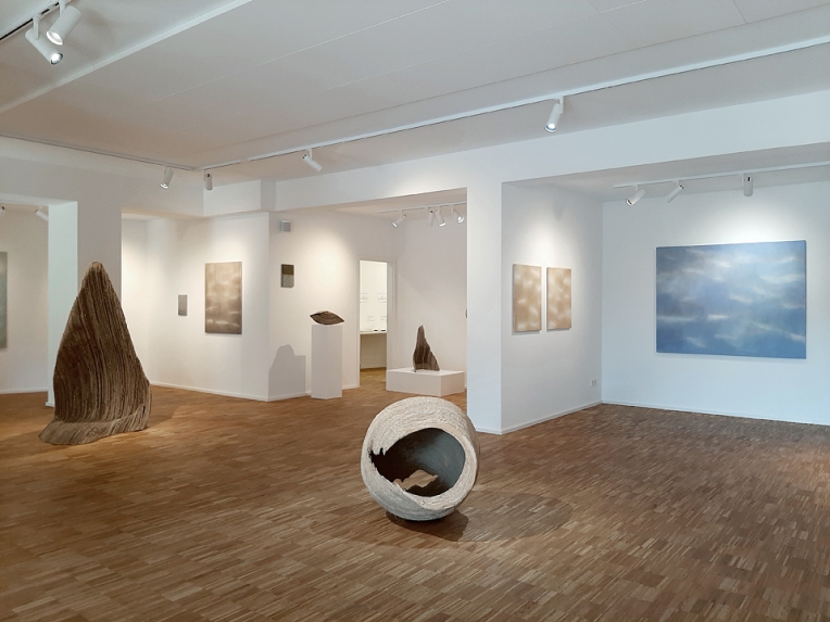 SCHICHTEN. Kunstforum Gummersbach, KunstRaumMarkt1. Bilder: S. Fernkorn  Objekte: H. Hovestadt