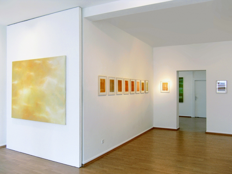 li: LichtGold, 2013. Acryl/ BW, 135 x 175 cm (Privatsammlung); re: Arbeiten auf Papier (Serie \"Summer-Papers etc.\"), div. Jahre. Je: Acryl, 29,8 x 21 cm