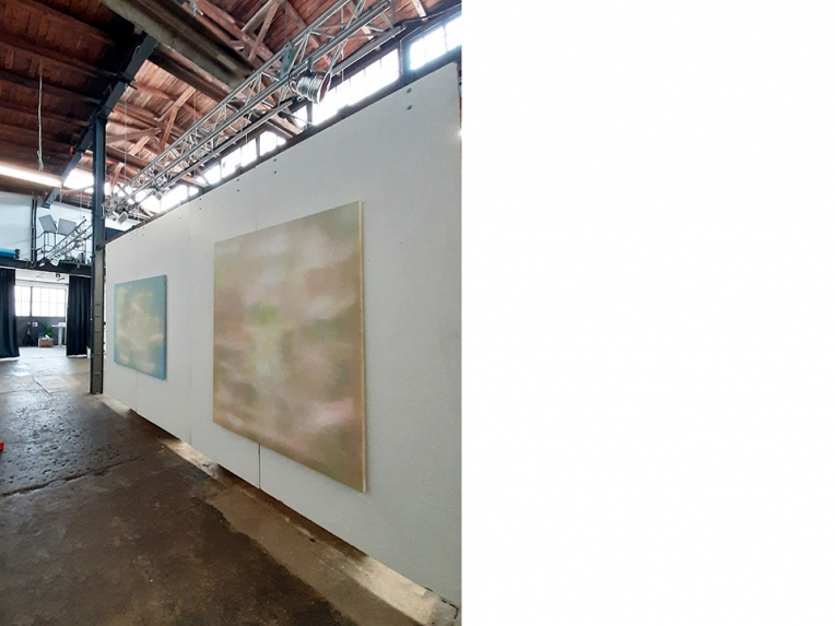 li: Yellow and blue Story, 2014, 135 x 170 cm. re: Hochlicht IV (rosa-grün), 2019, 180 x 145 cm. Je: Acryl/Nessel